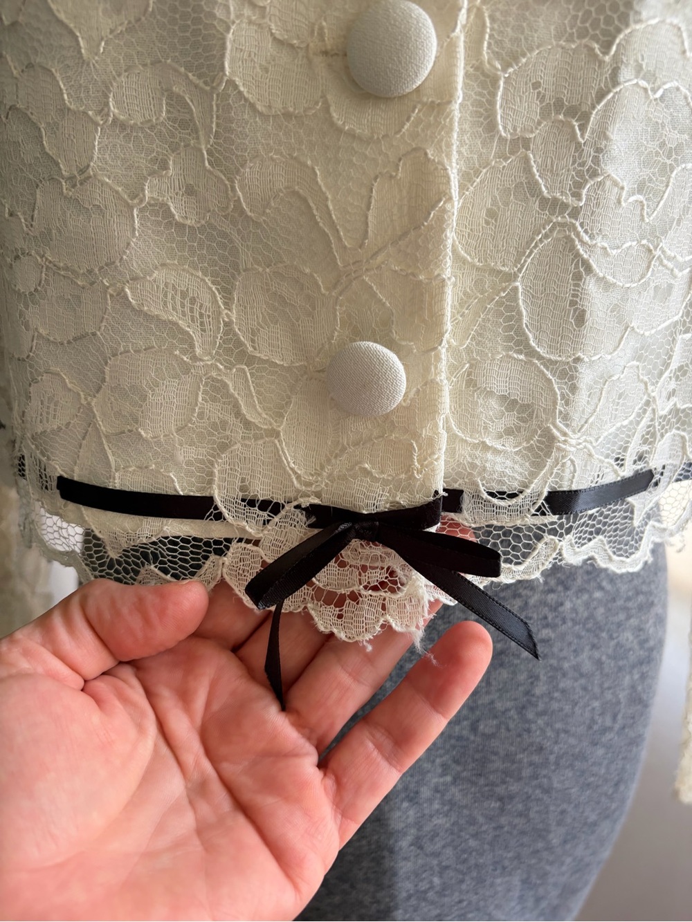Vintage 90s CDC ivory cropped lace jacket/shirt with ribbon detail - Picture 4 of 12